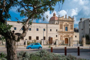 Chiesa barocca con Fiat 500 blu