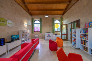Sala giochi Agriturismo con divani rossi