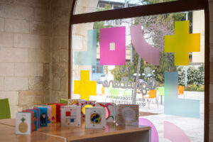 Libri colorati su un tavolo con decorazioni geometriche