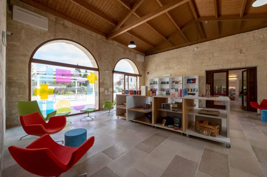 Interno luminoso di una biblioteca per bambini.