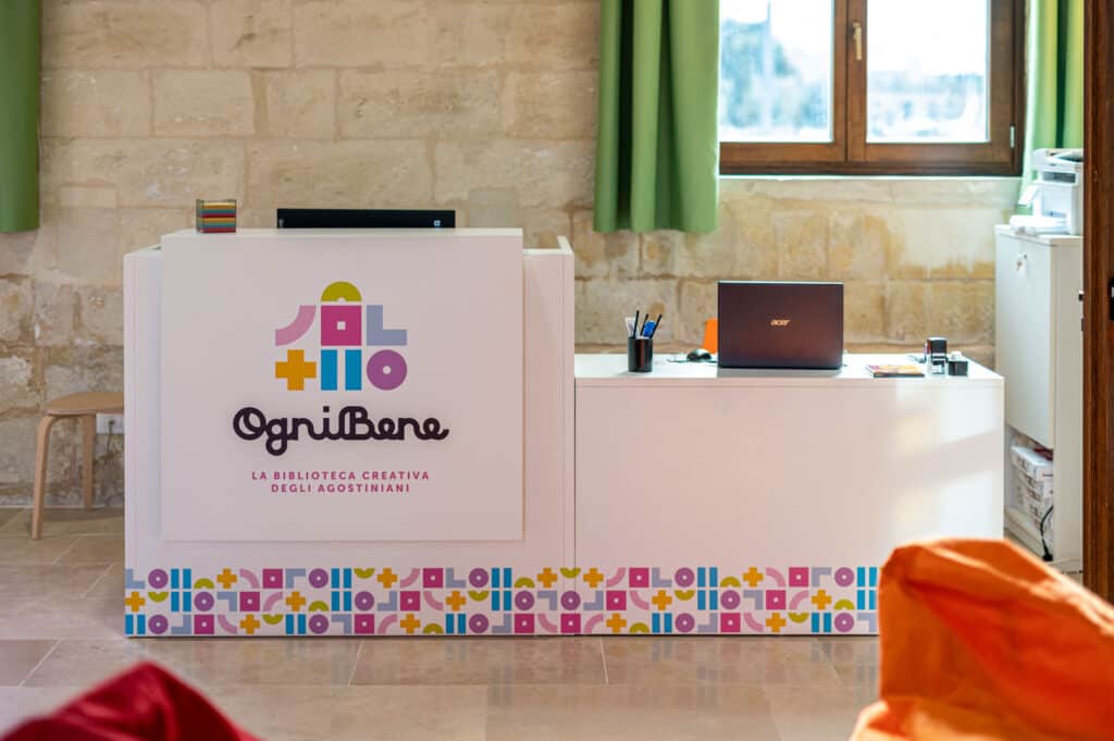 Reception desk con logo "OgniBene