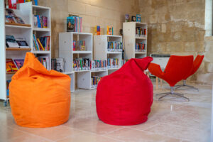 Spazi con pouf e librerie