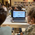 Bambini programmano su laptop Arduino